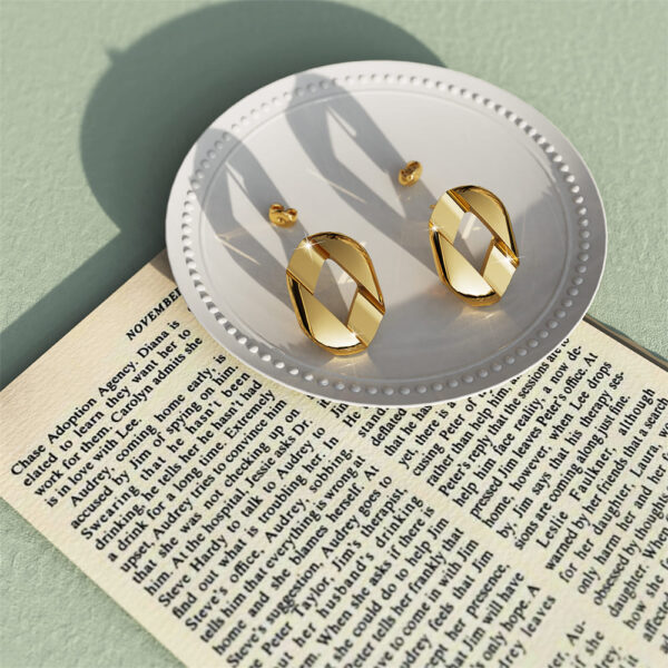 Brincos Textured Earrings in Gold - Image 3