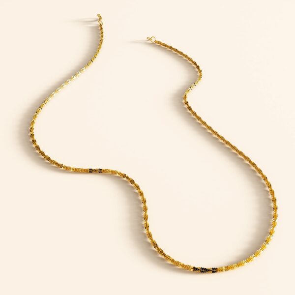 Khloe Chain Link Necklace in Gold - Image 3